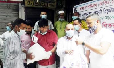 ফরিদপুরে শতাধিক দোকান কর্মচারীর মাঝে খাদ্য সামগ্রী বিতরন