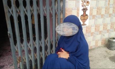 দুপচাঁচিয়ায় স্ত্রী দাবী করে কিশোরীর অনশন