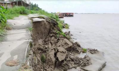 হরিরামপুরে পদ্মা তীর রক্ষা বাঁধে ধ্বস, আতঙ্কে স্থানীয়রা