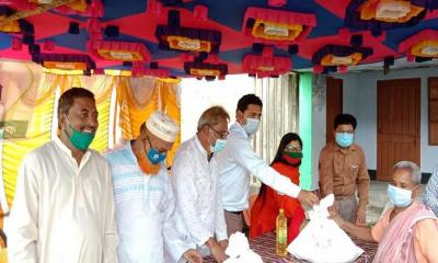 দেবীগঞ্জ পৌরসভার উদ্যোগে ত্রান বিতরন