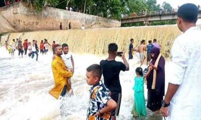 হবিগঞ্জে সোনাই নদীতে দর্শনার্থীদের ভিড়