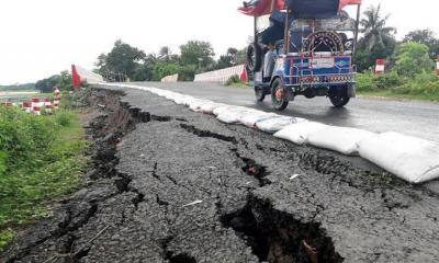 ফরিদপুর সড়কে ধ্বস, ঝুঁকি নিয়ে চলছে যানবাহন