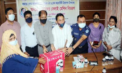 লক্ষ্মীপুরে অসচ্ছল নারীদের মাঝে সেলাই মেশিন বিতরন
