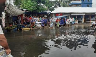 ভারী বর্ষণে রূপগঞ্জে জলাবদ্ধতা, মানুষের ভোগান্তি