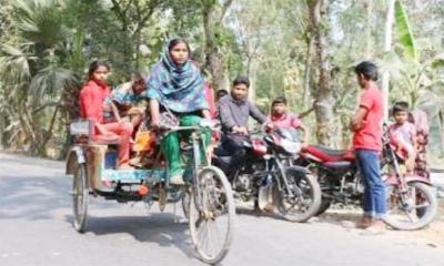 ভ্যানের চাকায় ঘুরছে জয়পুরহাটের মুংলীর জীবন
