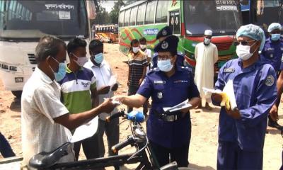 ঝালকাঠিতে পুলিশের মাস্ক ও লিফলেট বিতরণ