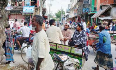 ধামইরহাটে মানা হচ্ছেনা স্বাস্থ্যবিধি, বাড়ছে করোনা ঝুঁকি