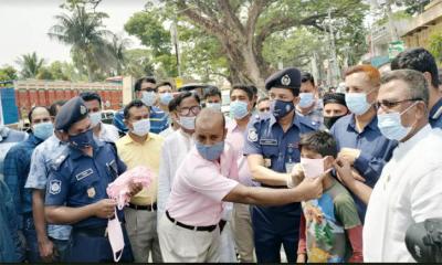 বেনাপোলে পুলিশের উদ্যোগে মাস্ক ও লিফলেট বিতরণ