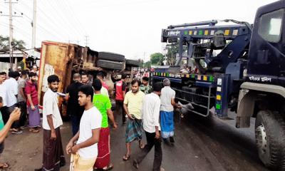 শ্রীপুরে ট্রাক উল্টে নিহত ২