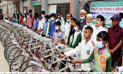 ধামইরহাটে শিক্ষার্থীদের মাঝে শিক্ষা উপকরণ বিতরণ