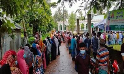 রূপগঞ্জে টিকা নিতে লম্বা লাইন: লঙ্ঘিত স্বাস্থ্য বিধি