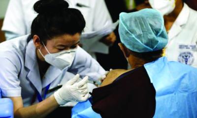 দেশে চরম সংকট, তবুও বাংলাদেশে কেন টিকা দিতে আগ্রহী ভারত?