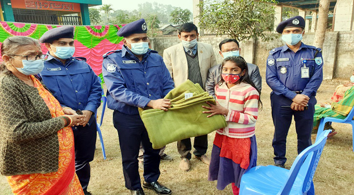 ঠাকুরগাঁওয়ে শিশুদের মাঝে শীতবস্ত্র বিতরণ