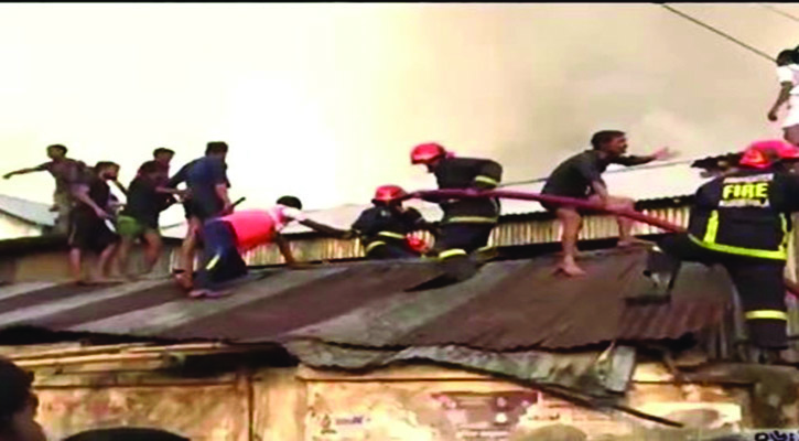 মহাখালীর সাততলা বস্তিতে ভয়াবহ আগুন, আড়াই ঘণ্টা পর নিয়ন্ত্রণে