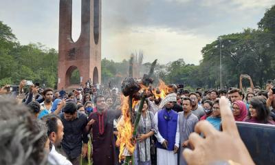 জাবিতে আলালের গ্রেফতার দাবিতে বিক্ষোভ ও কুশপুত্তলিকা দাহ