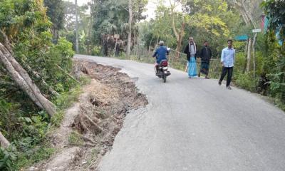 সড়ক ভেঙ্গে গর্ত, জনদুর্ভোগ চরমে