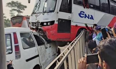 রাজধানীতে বেপরোয়া এনা উঠে গেল মাইক্রোবাসের ওপর