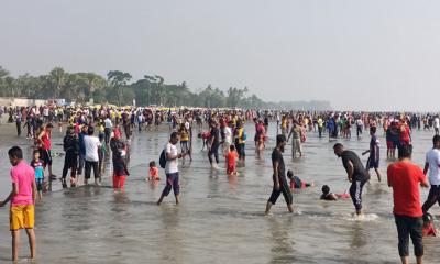 পর্যটকদের উপস্থিতি পরিপূর্ন কুয়াকাটা সৈকত