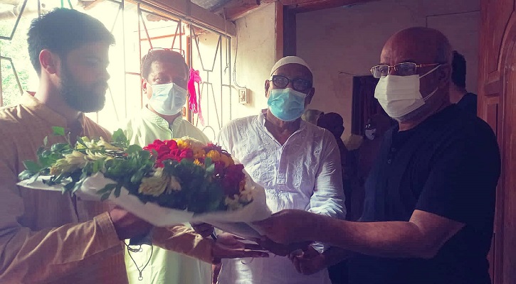জিল্লুল হাকিম’কে ফুলের শুভেচ্ছা জানালেন সুফল মাহমুদ