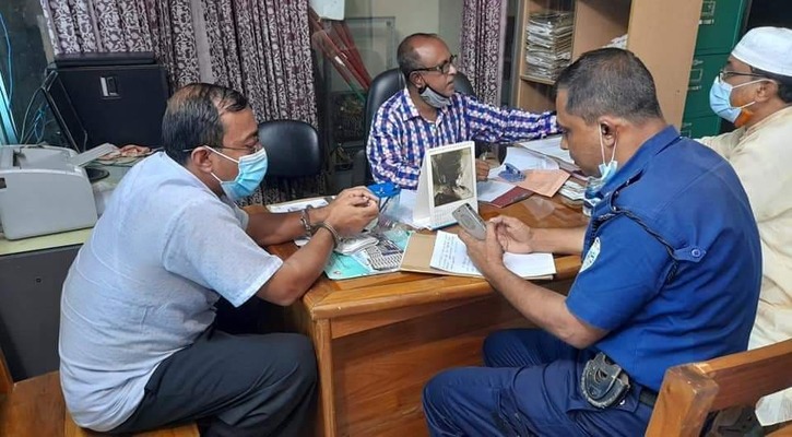 স্কুলে চাঁদা চাইতে গিয়ে পত্রিকার সম্পাদক আটক