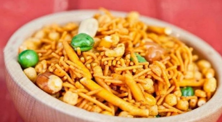 ঘরে বসে তৈরি করুন চানাচুর