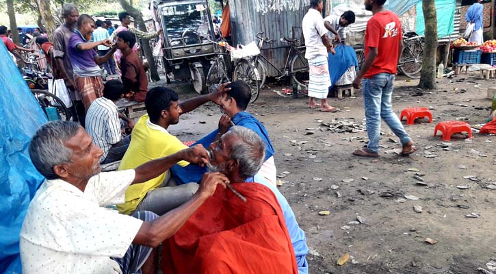 বাপ-দাদার পেশা আজও ধরে রেখেছেন ধামইরহাটের নর সুন্দররা