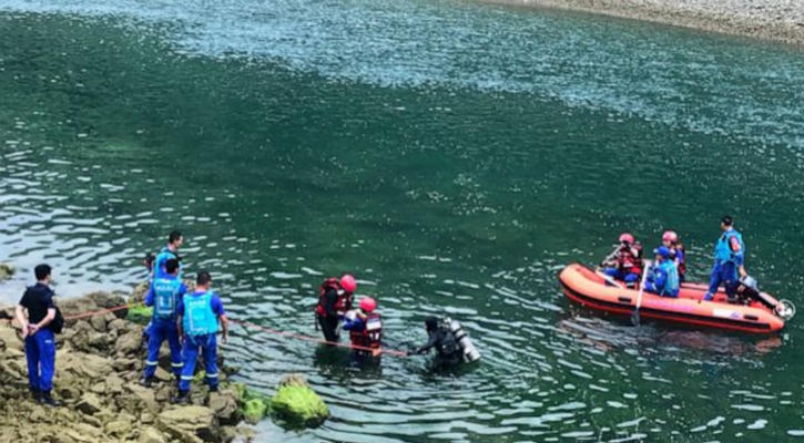 চীনে যাত্রীবাহী জাহাজ উল্টে ৮ জনের প্রাণহানি