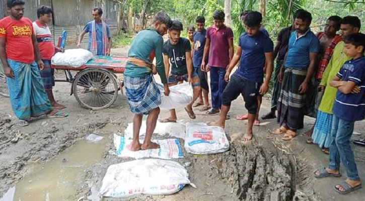 খোকসায় এলাকাবাসীর উদ্যোগে রাস্তা সংস্কার