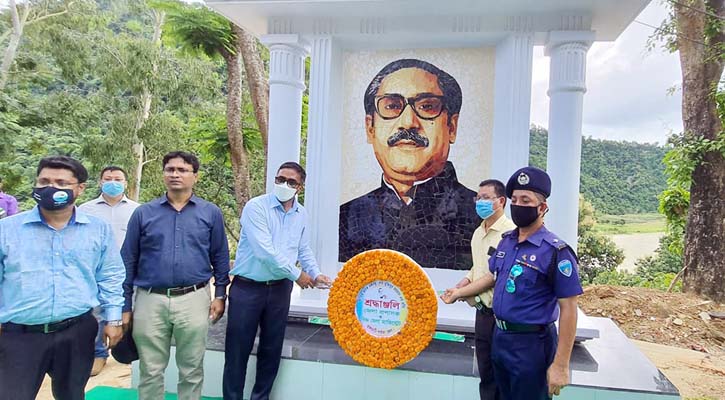 বরকলের প্রকল্প পরিদর্শনে জেলা প্রশাসক