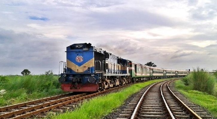 রেললাইনে বসে গেম খেলার সময় ট্রেনে কাটা পড়ে মৃত্যু