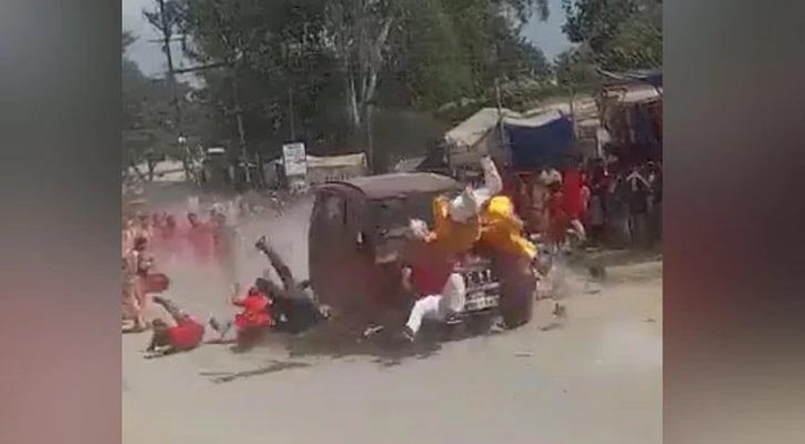 দুর্গাপূজার শোভাযাত্রায় উঠে গেল বেপরোয়া গাড়ি, নিহত ৪