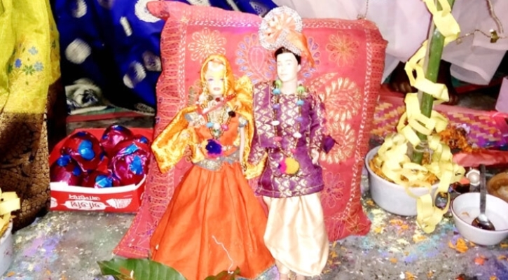 দিনাজপুরে আয়োজন করে দুই পুতুলের বিয়ে, অতিথি ১০০