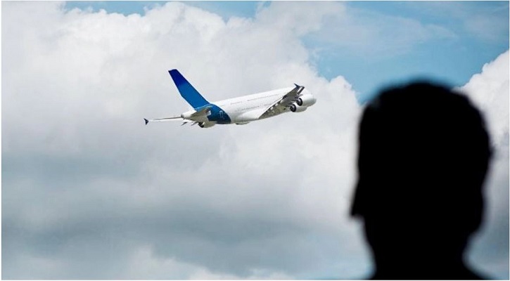 উড়ন্ত বিমান থেকে পড়ল মলমূত্র!