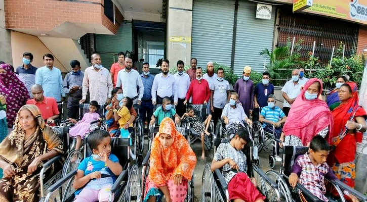 ঝিনাইদহে প্রতিবন্ধীদের মাঝে হুইল চেয়ার ও সাদাছড়ি বিতরণ