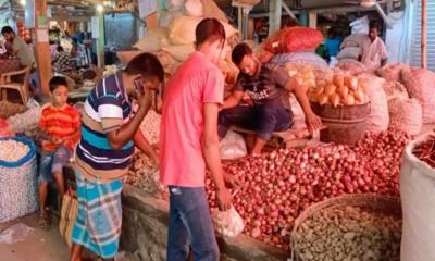 হিলিতে পেঁয়াজের দাম কমলেও নেই ক্রেতা