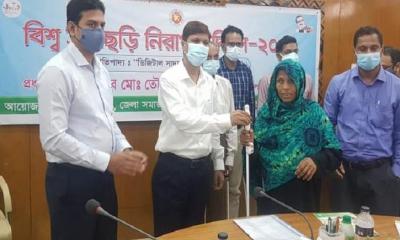 ভোলায় দৃষ্টিপ্রতিবন্ধীদের মাঝে স্মার্ট সাদাছড়ি বিতরণ