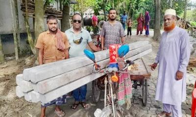 কুমারখালীতে আগুনে পোড়া ঘর তৈরিতে কৃষকের পাশে ওয়াইডিএফ