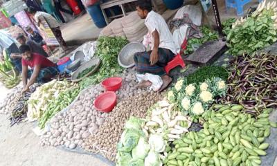 মধুখালীতে চড়া সবজির বাজার