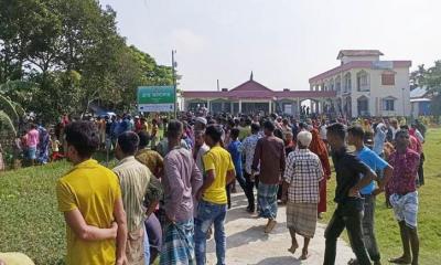 বসতঘরের আড়ায় ঝুলছিল স্বামী, মাটিতে স্ত্রীর রক্তাক্ত মরদেহ