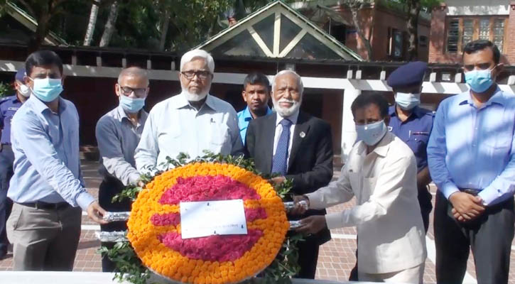 বঙ্গবন্ধুর সমাধিতে বাংলাদেশ প্রেস কাউন্সিলের চেয়ারম্যানের শ্রদ্ধা