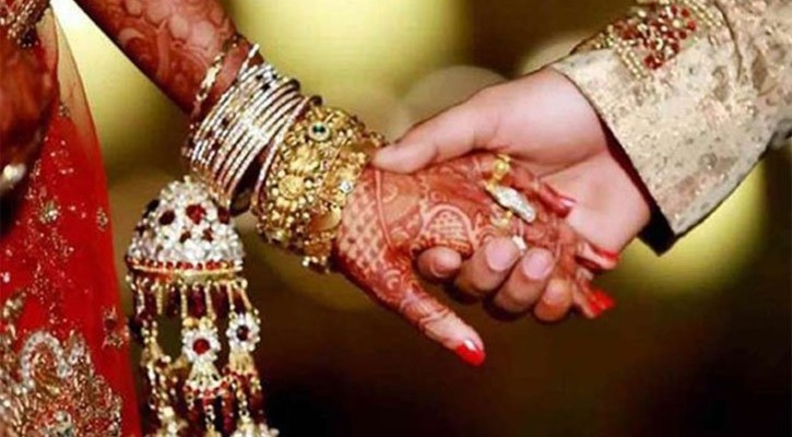 যৌতুক নিয়ে তুমুল সংঘর্ষের মধ্যে নববধূকে নিয়ে পালালেন বর