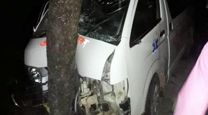 ময়মনসিংহে অ্যাম্বুলেন্স নিয়ন্ত্রণ হারিয়ে গাছের সাথে ধাক্কা, নিহত ১