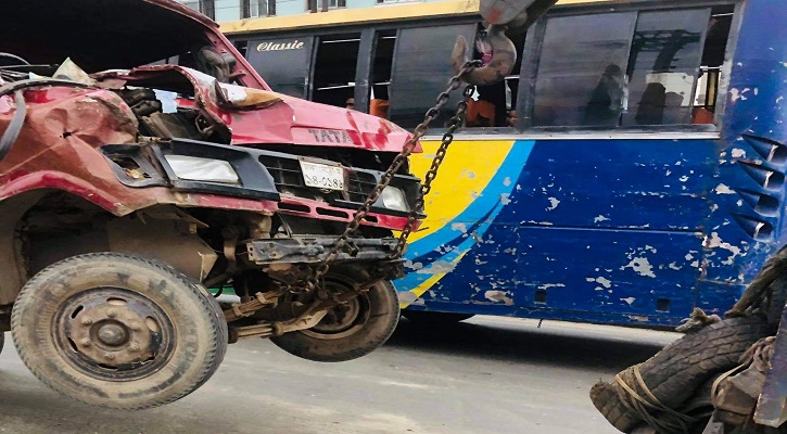 শ্রীপুরে কাভার্ডভ্যান-রিক্সা-মোটরসাইকেলের ত্রিমুখী সংঘর্ষে তিনজন আহত 