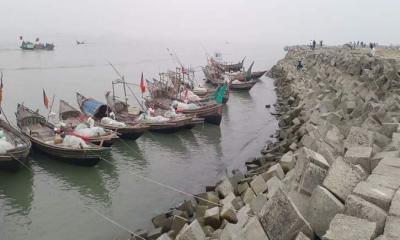 আজ মধ্য রাত থেকে ইলিশ ধরা শুরু, প্রস্তুত জেলেরা