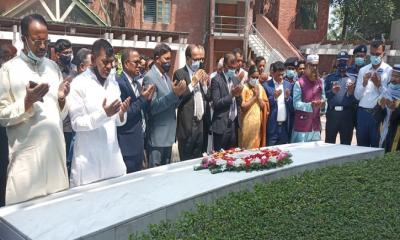 জাতির পিতার সমাধিতে নবনিযুক্ত প্রধান র্নিবাচন কমিশনারের শ্রদ্ধা