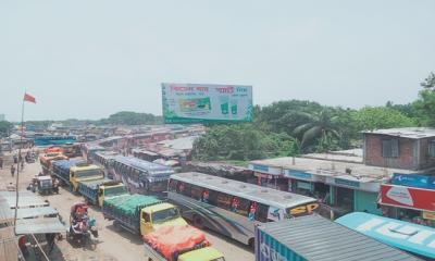 দৌলতদিয়া-পাটুরিয়া মহাসড়কে দীর্ঘ ৭ কিঃমিঃ যানজট, ফেরি-লঞ্চে যাত্রীর চাপ