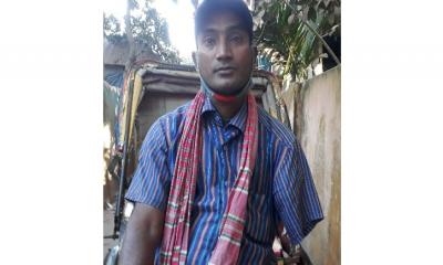 এক হাতে রিকশা চালিয়ে জীবনযুদ্ধে লড়ছেন ওবায়দুল