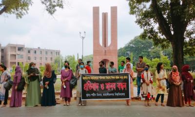 নর্থসাউথে জাবি শিক্ষককে মারধরের প্রতিবাদে শিক্ষার্থীদের মানববন্ধন