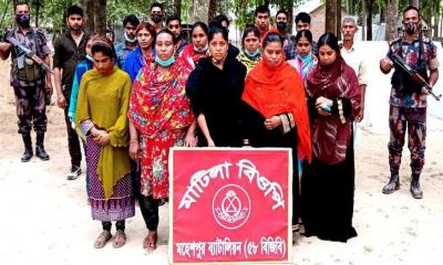 ঝিনাইদহে অবৈধভাবে সীমান্ত অতিক্রমকালে নারী-শিশুসহ আটক ২২