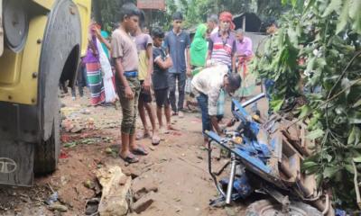 কাভার্ড ভ্যান নিয়ন্ত্রণ হারিয়ে বাজারে, ৪ পথচারী নিহত